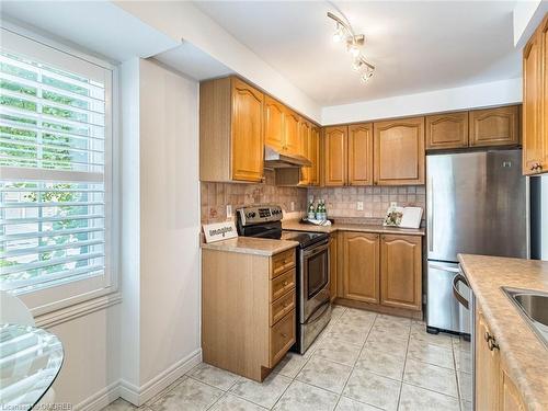 209-2301 Parkhaven Boulevard, Oakville, ON - Indoor Photo Showing Kitchen