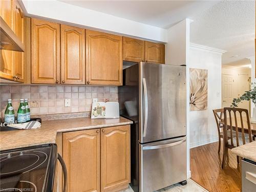 209-2301 Parkhaven Boulevard, Oakville, ON - Indoor Photo Showing Kitchen