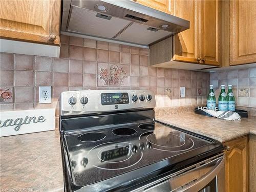 209-2301 Parkhaven Boulevard, Oakville, ON - Indoor Photo Showing Kitchen