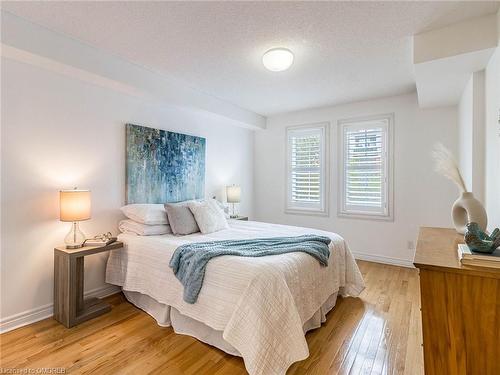 209-2301 Parkhaven Boulevard, Oakville, ON - Indoor Photo Showing Bedroom