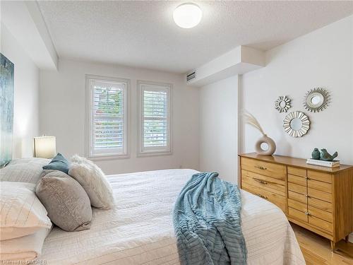 209-2301 Parkhaven Boulevard, Oakville, ON - Indoor Photo Showing Bedroom