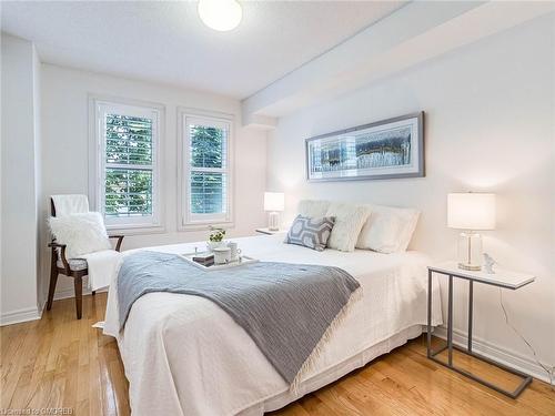 209-2301 Parkhaven Boulevard, Oakville, ON - Indoor Photo Showing Bedroom