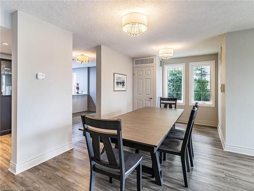 209-2301 Parkhaven Boulevard, Oakville, ON - Indoor Photo Showing Dining Room