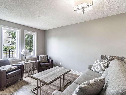 209-2301 Parkhaven Boulevard, Oakville, ON - Indoor Photo Showing Living Room