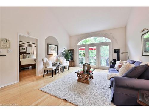 11-1010 Cristina Court, Mississauga, ON - Indoor Photo Showing Living Room