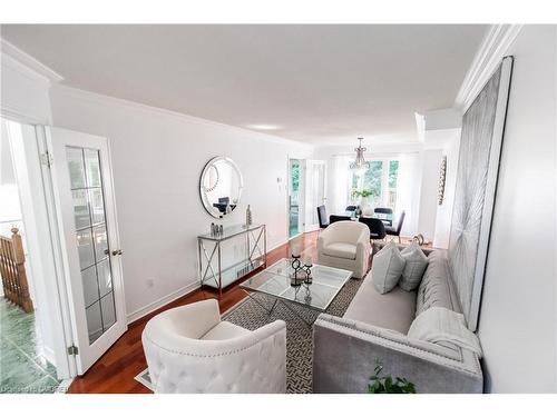 31-1905 Broad Hollow Gate, Mississauga, ON - Indoor Photo Showing Living Room