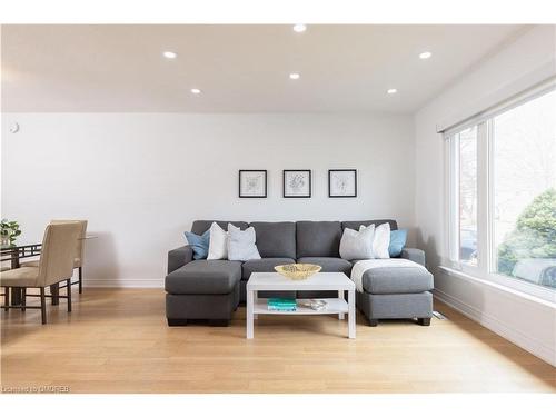 138 Oakdale Drive, Oakville, ON - Indoor Photo Showing Living Room