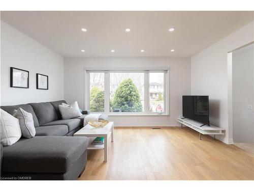 138 Oakdale Drive, Oakville, ON - Indoor Photo Showing Living Room