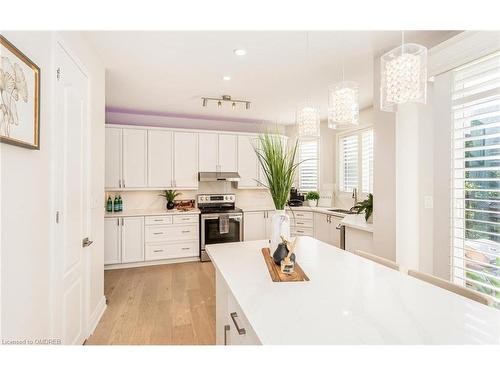 3082 Scotscraig Crescent, Oakville, ON - Indoor Photo Showing Kitchen With Upgraded Kitchen