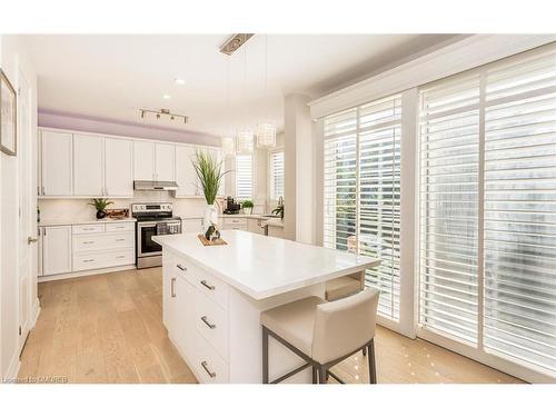 3082 Scotscraig Crescent, Oakville, ON - Indoor Photo Showing Kitchen With Upgraded Kitchen