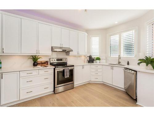 3082 Scotscraig Crescent, Oakville, ON - Indoor Photo Showing Kitchen With Upgraded Kitchen