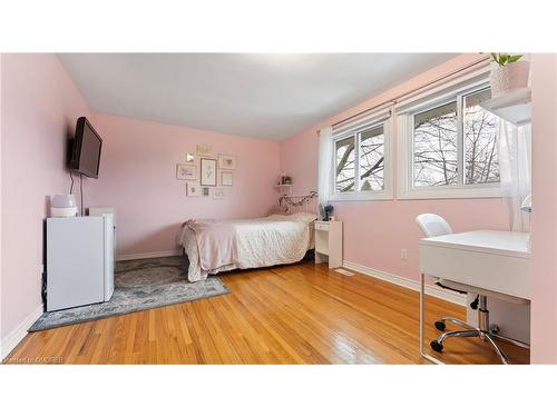 193 Memorial Drive, Brantford, ON - Indoor Photo Showing Bedroom