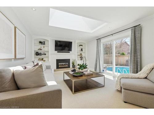 2072 Chippewa Trail, Mississauga, ON - Indoor Photo Showing Living Room With Fireplace