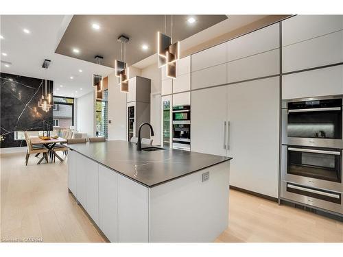 112 Elton Park Road, Oakville, ON - Indoor Photo Showing Kitchen