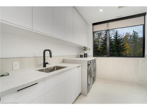 112 Elton Park Road, Oakville, ON - Indoor Photo Showing Laundry Room