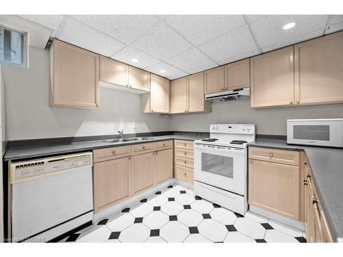 60 River Glen Boulevard, Oakville, ON - Indoor Photo Showing Kitchen With Double Sink