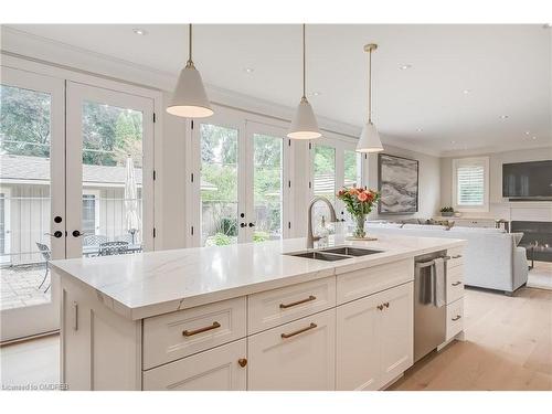 823 Partridge Drive, Burlington, ON - Indoor Photo Showing Kitchen With Double Sink With Upgraded Kitchen