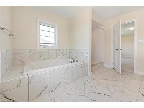 149 Higgins Avenue, Thorold, ON - Indoor Photo Showing Bathroom