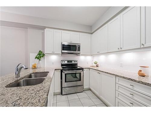 228-216 Oak Park Boulevard, Oakville, ON - Indoor Photo Showing Kitchen With Double Sink With Upgraded Kitchen