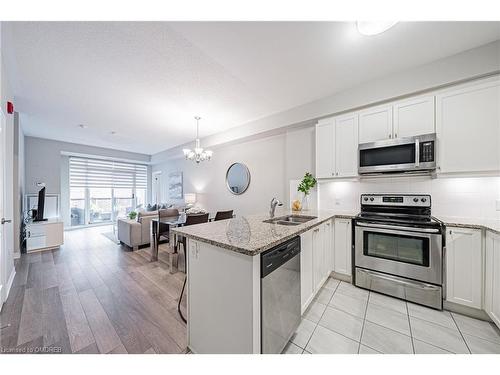 228-216 Oak Park Boulevard, Oakville, ON - Indoor Photo Showing Kitchen With Double Sink With Upgraded Kitchen