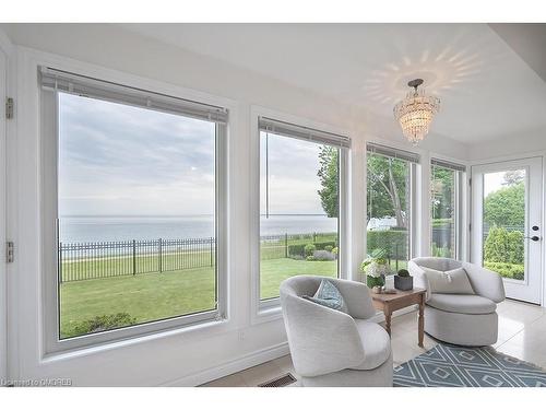 3286 Shelburne Place, Oakville, ON - Indoor Photo Showing Living Room