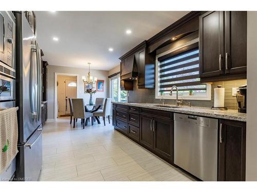 1440 Ivy Court, Oakville, ON - Indoor Photo Showing Kitchen With Upgraded Kitchen