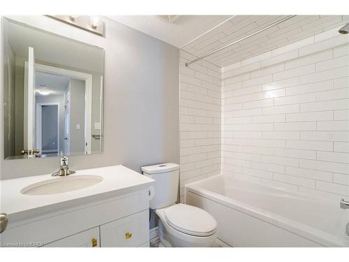 120 Wheat Lane, Kitchener, ON - Indoor Photo Showing Bathroom