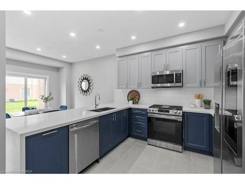 161 Cittadella Boulevard, Hamilton, ON - Indoor Photo Showing Kitchen With Double Sink With Upgraded Kitchen