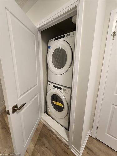 C037-25 Isherwood Avenue, Cambridge, ON - Indoor Photo Showing Laundry Room