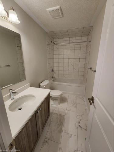 C037-25 Isherwood Avenue, Cambridge, ON - Indoor Photo Showing Bathroom