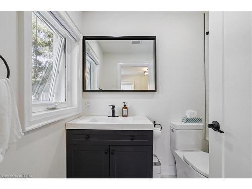 214 Lakewood Drive, Oakville, ON - Indoor Photo Showing Bathroom