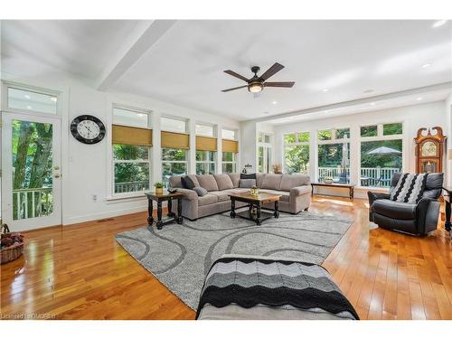 8181 Indian Trail, Eramosa, ON - Indoor Photo Showing Living Room