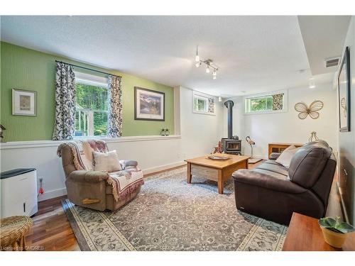 8181 Indian Trail, Eramosa, ON - Indoor Photo Showing Living Room