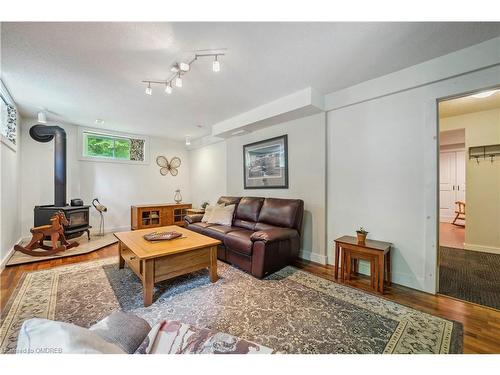 8181 Indian Trail, Eramosa, ON - Indoor Photo Showing Living Room