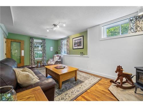 8181 Indian Trail, Eramosa, ON - Indoor Photo Showing Living Room