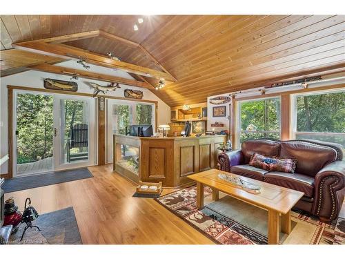 8181 Indian Trail, Eramosa, ON - Indoor Photo Showing Living Room