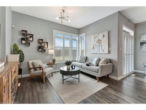 20-35 Midhurst Heights, Stoney Creek, ON - Indoor Photo Showing Living Room