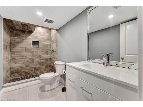 20-35 Midhurst Heights, Stoney Creek, ON - Indoor Photo Showing Bathroom