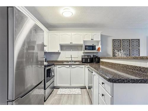 209-1411 Walker'S Line, Burlington, ON - Indoor Photo Showing Kitchen With Stainless Steel Kitchen With Upgraded Kitchen