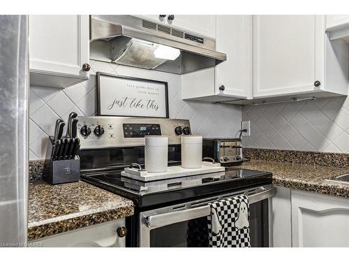 209-1411 Walker'S Line, Burlington, ON - Indoor Photo Showing Kitchen