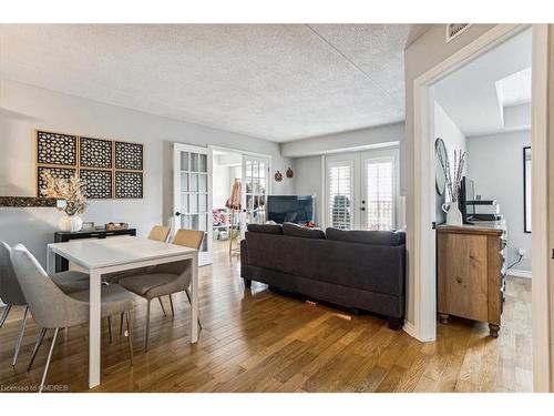 209-1411 Walker'S Line, Burlington, ON - Indoor Photo Showing Living Room