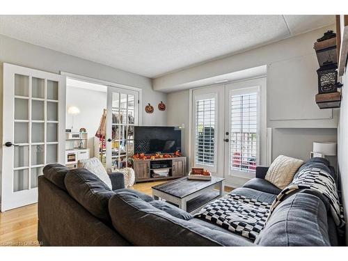 209-1411 Walker'S Line, Burlington, ON - Indoor Photo Showing Living Room