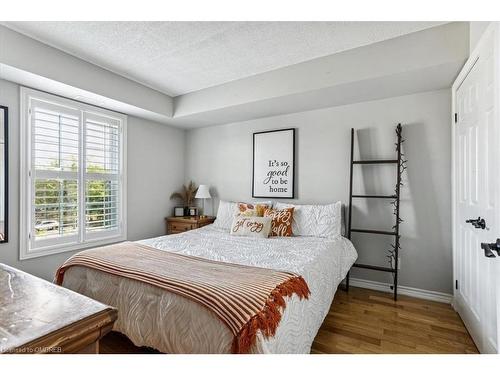 209-1411 Walker'S Line, Burlington, ON - Indoor Photo Showing Bedroom