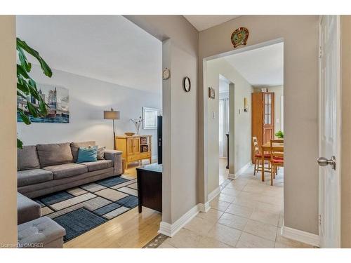 211 Murray Street, Brampton, ON - Indoor Photo Showing Living Room