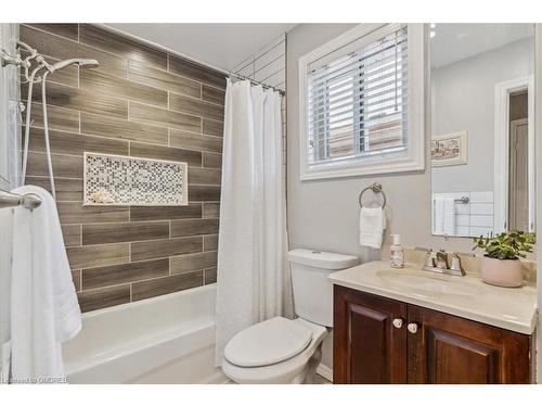 211 Murray Street, Brampton, ON - Indoor Photo Showing Bathroom