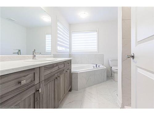 10 Broddy Avenue, Brantford, ON - Indoor Photo Showing Bathroom