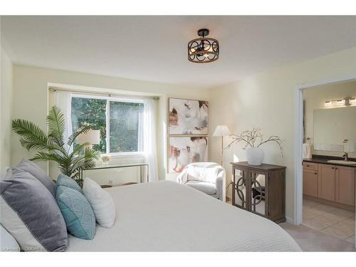 1339 Marshall Crescent, Milton, ON - Indoor Photo Showing Bedroom