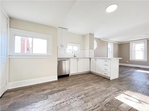 32 Garnet Street, St. Catharines, ON - Indoor Photo Showing Kitchen