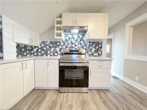 32 Garnet Street, St. Catharines, ON - Indoor Photo Showing Kitchen