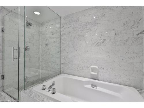 401-1177 Yonge Street, Toronto, ON - Indoor Photo Showing Bathroom